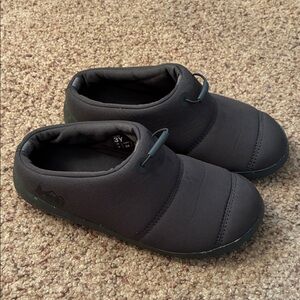 REI Kids Charcoal Slip-On Slippers size 3 Camp Dreamer Slip-Ons.